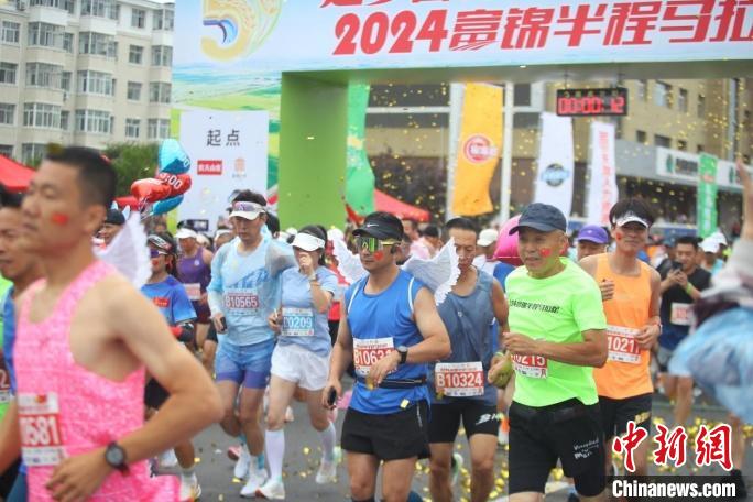 2024富锦半程马拉松：5000余名跑者在稻田间起跑