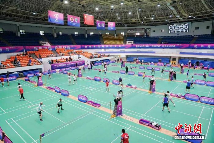 2025年挥拍中国羽毛球公开赛在益阳市揭幕，展现