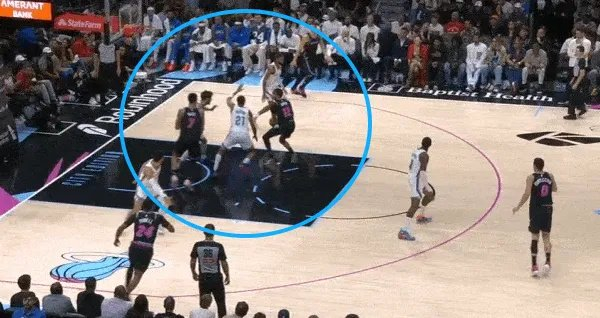 切特-霍姆格伦防守技巧惊艳全场 成最佳防守一阵