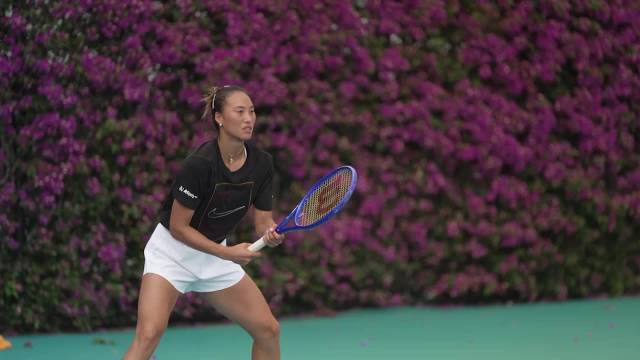 莱巴金娜迈阿密赛场绽放笑容展现竞技风采