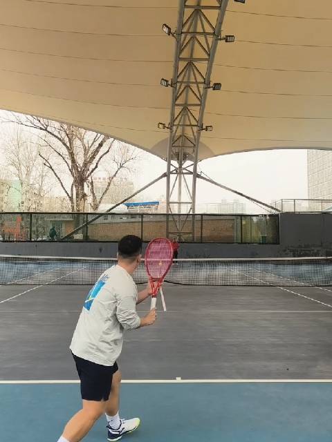 莱巴金娜迈阿密赛场绽放笑容展现竞技风采