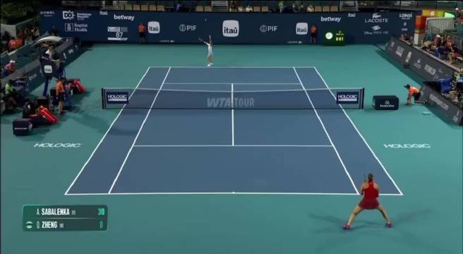 莱巴金娜迈阿密赛场绽放笑容展现竞技风采