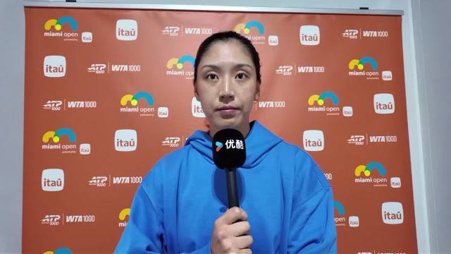 莱巴金娜迈阿密赛场绽放笑容展现竞技风采