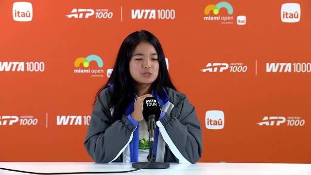 莱巴金娜迈阿密赛场绽放笑容展现竞技风采