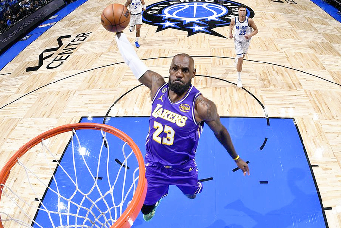 詹姆斯退役或引发NBA流量危机：23年扛起联盟流量