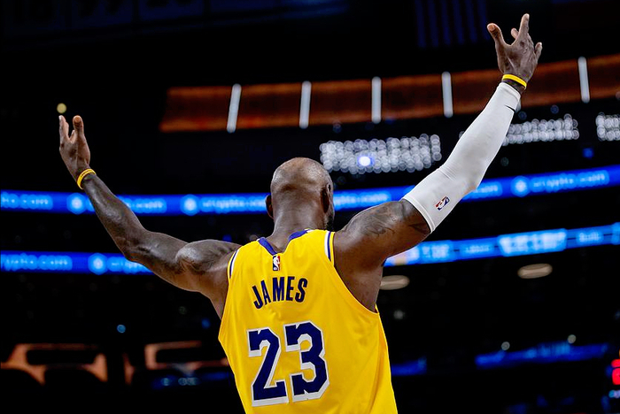 詹姆斯退役或引发NBA流量危机：23年扛起联盟流量