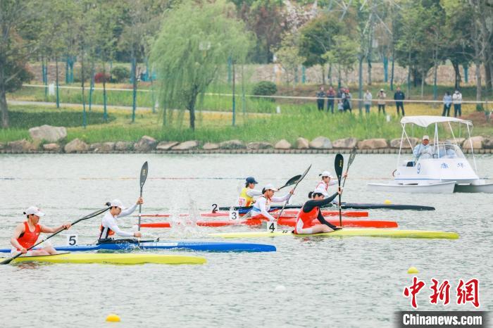 韵味杭州背景下 富阳水域开启2023年全国皮划艇静